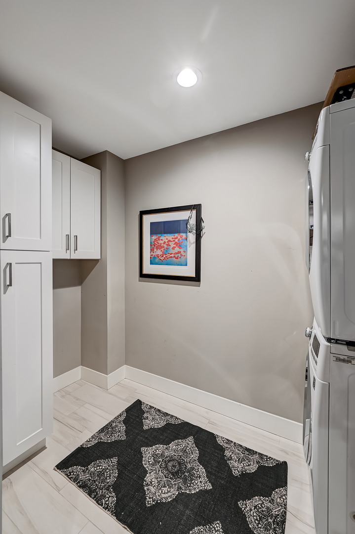 1140 Old Mill Road, Unit 101F Hinsdale, IL 60521 - Photo 13 of 14 a room with a rug and a rug