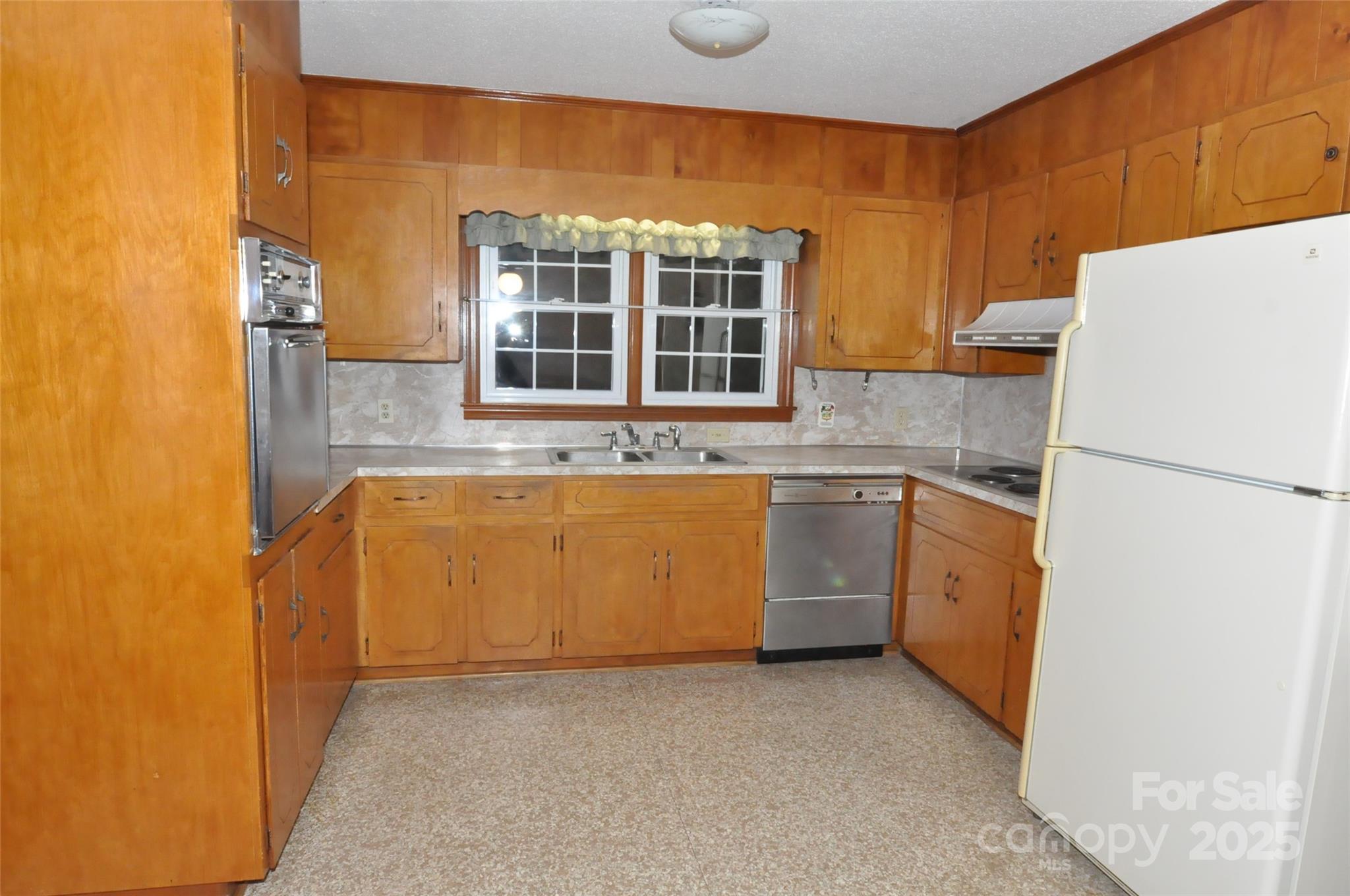 752 Cedar Lane Chester, SC 29706 - Photo 21 of 35 a kitchen with a refrigerator a stove top oven and a sink