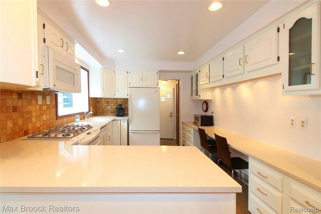 33 Maplefield Road Pleasant Ridge, MI 48069 - Photo 10 of 27 Updated Kitchen