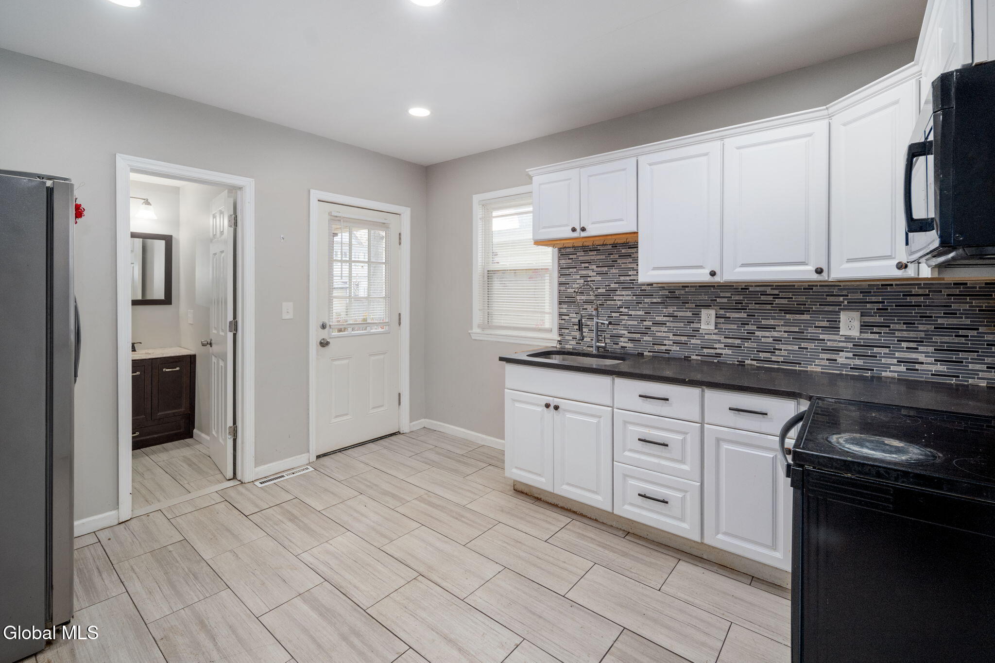 82 Haigh Avenue Schenectady, NY 12304 - Photo 5 of 30 5-82HaighAve_05