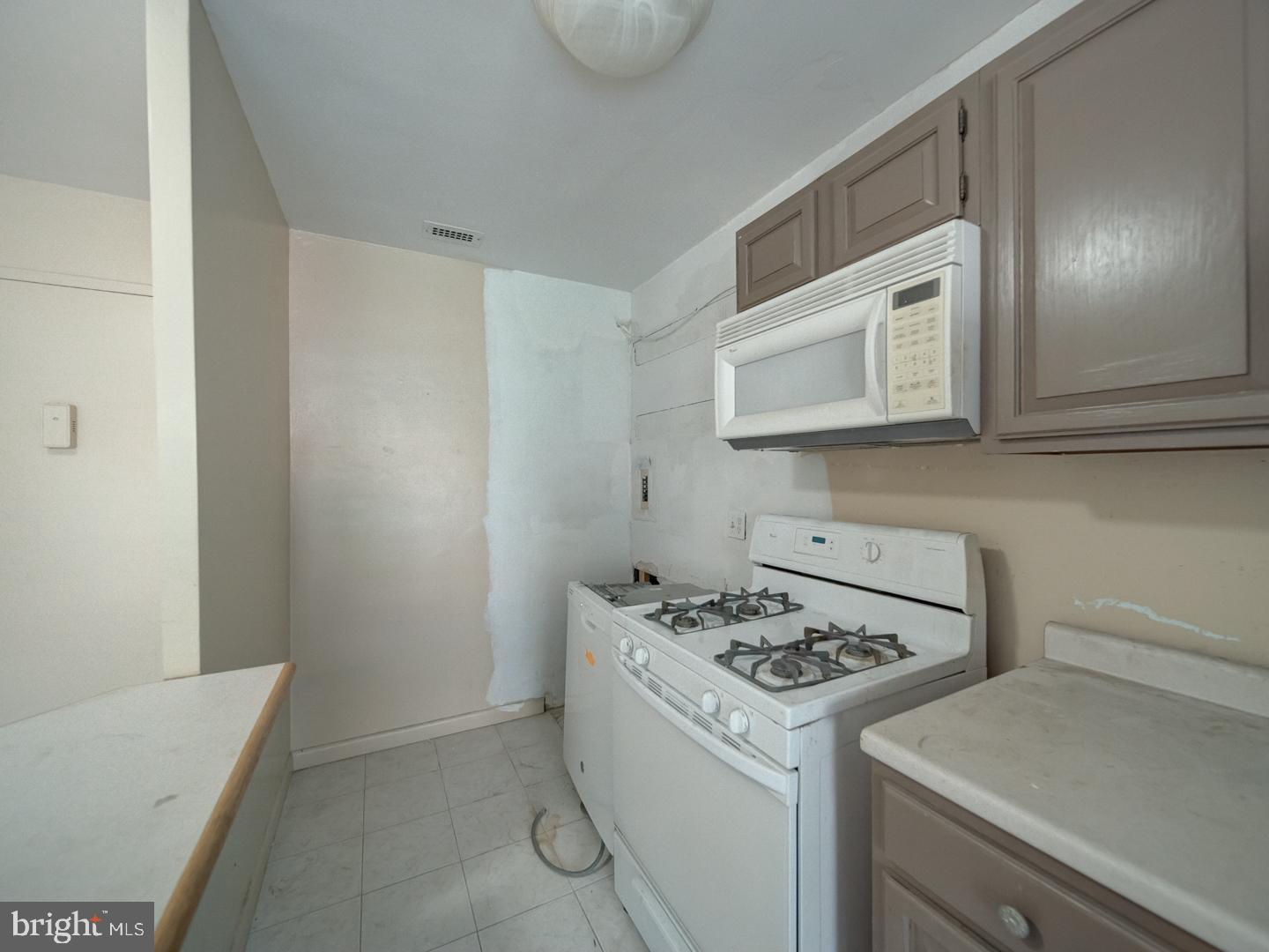 2829 Connecticut Avenue Northwest, Unit 606 Washington, DC 20008 - Photo 8 of 28 a utility room with dryer and washer