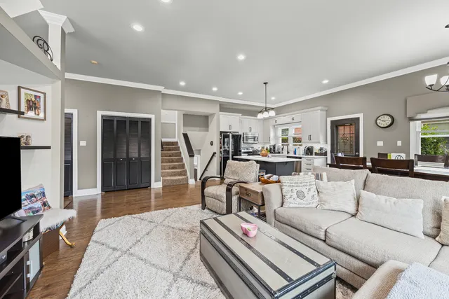 $999,000 | 130 Elm Tree Lane, Elmhurst, IL 60126