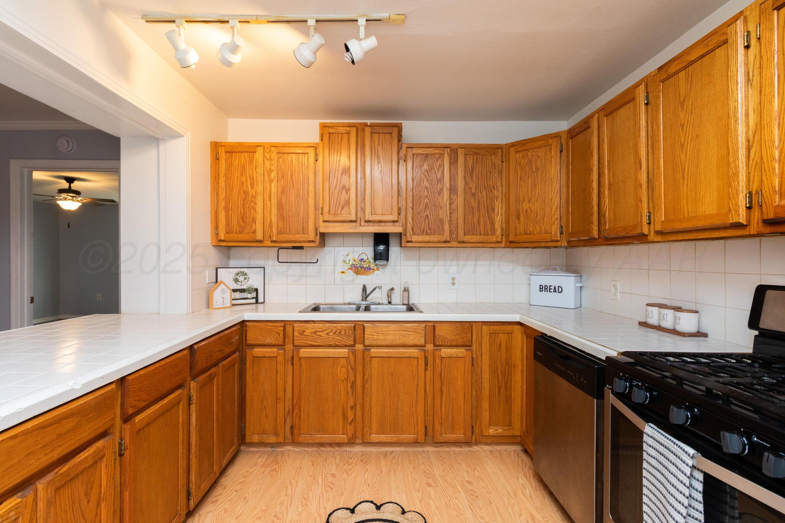 4613 Parker Street Amarillo, TX 79110 - Photo 6 of 26 Kitchen 1