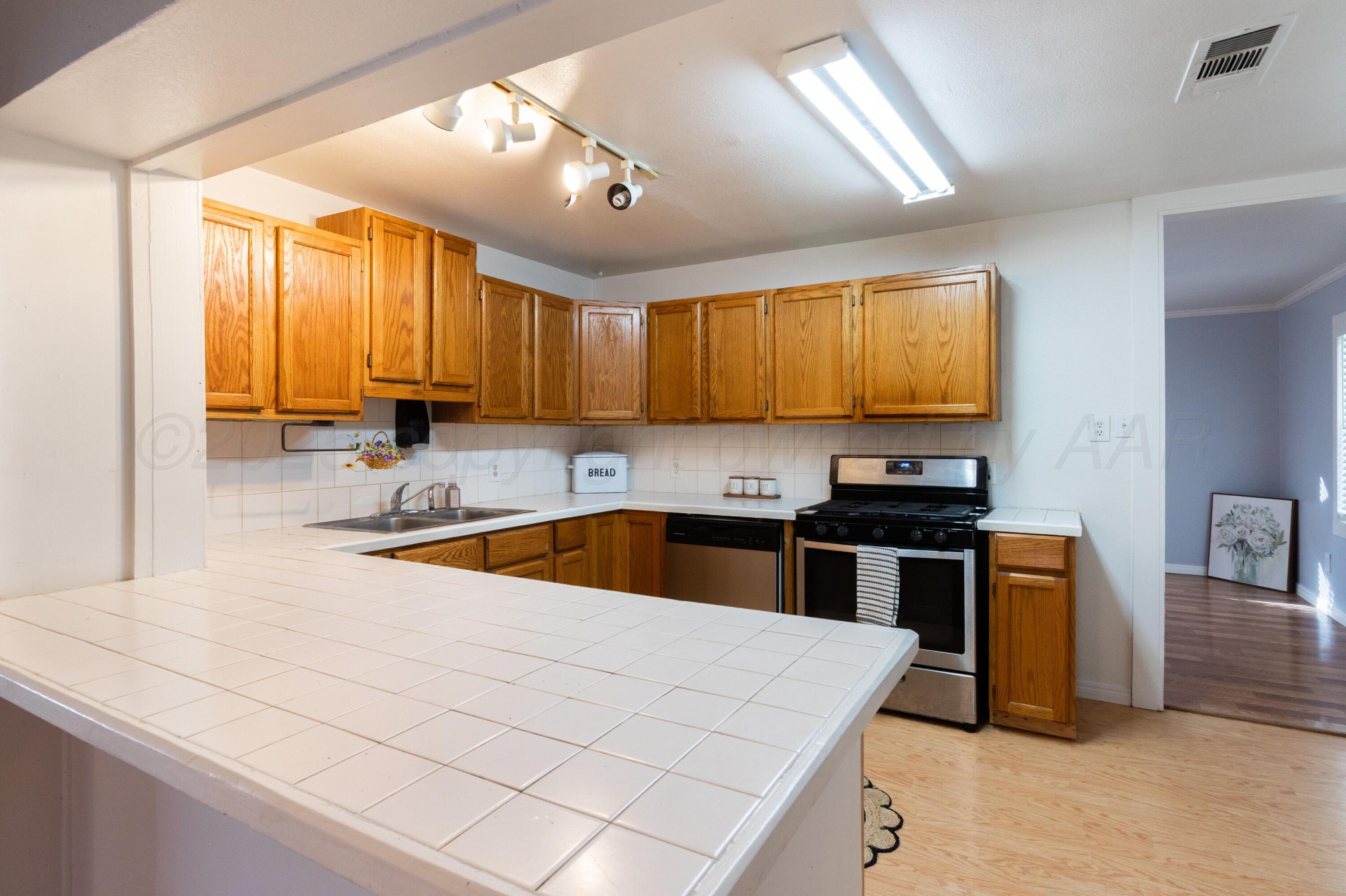 4613 Parker Street Amarillo, TX 79110 - Photo 9 of 26 Kitchen 4