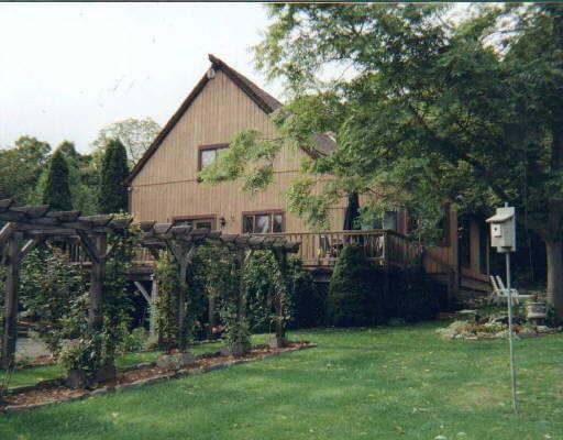a view of a house with backyard and garden