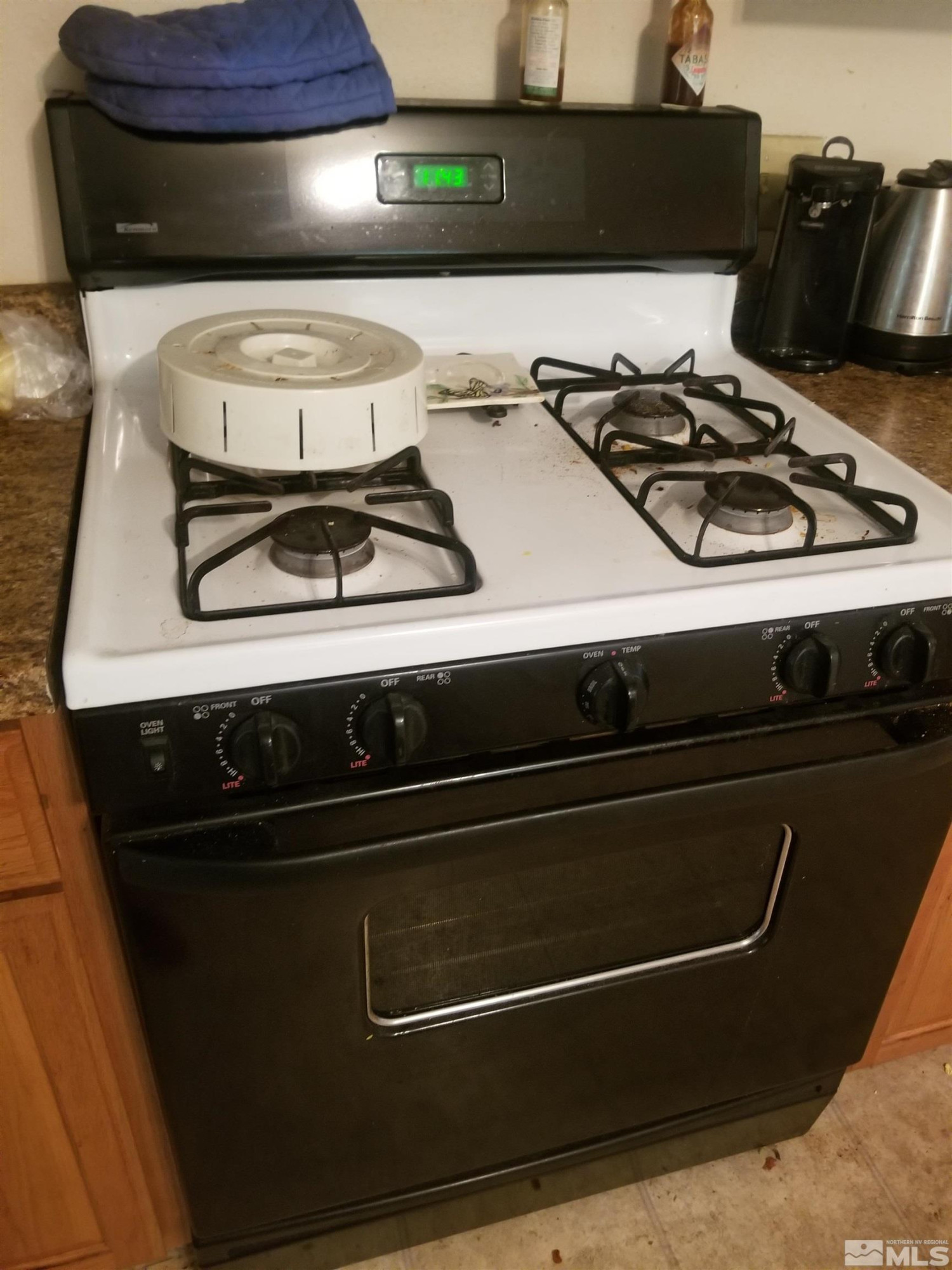 250-252 South Taylor Street Fallon, NV 89406 - Photo 14 of 29 a close view of stove top oven