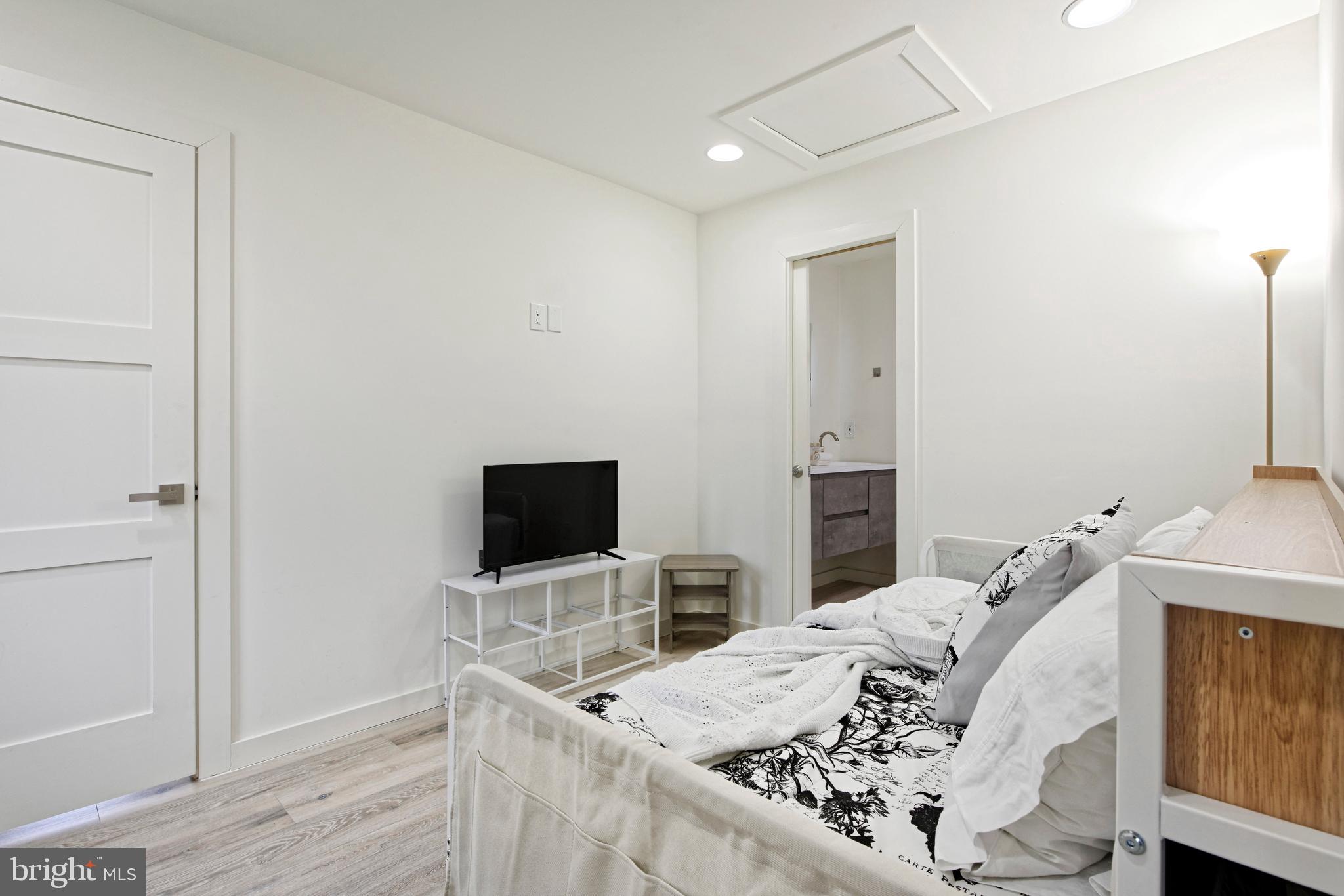 23443 23443-unit A Dover Road Middleburg, VA 20117 - Photo 11 of 41 Bonus room has space for a twin bed