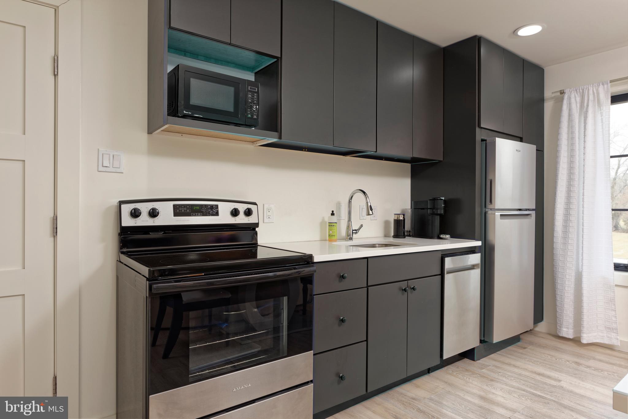 23443 23443-unit A Dover Road Middleburg, VA 20117 - Photo 2 of 41 Updated kitchen with stainless steel appliances