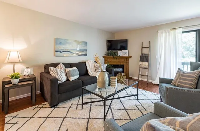 $2,100 | 334 West 5th Street, Waconia, MN 55387