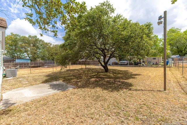 a view of yard with tree