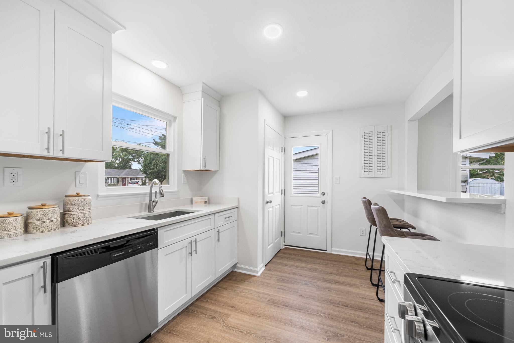 6221 Apache Street Springfield, VA 22150 - Photo 9 of 42 QUARTZ Countertops