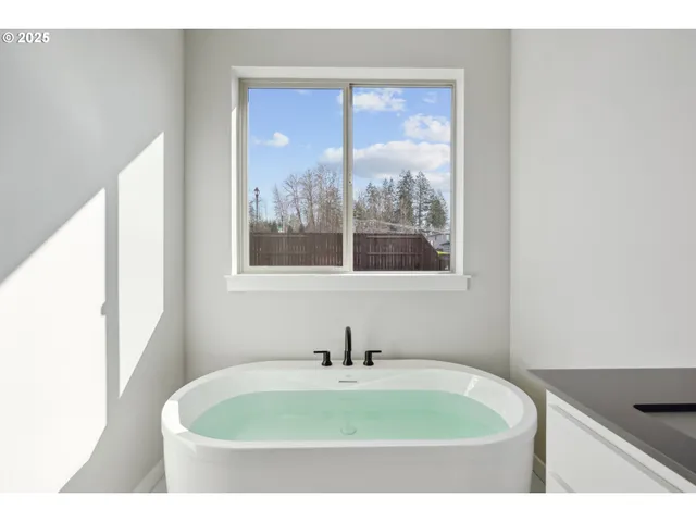 $699,900 | 135 East Airedale Avenue, La Center, WA 98629