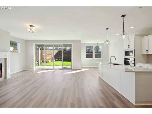 $699,900 | 135 East Airedale Avenue, La Center, WA 98629