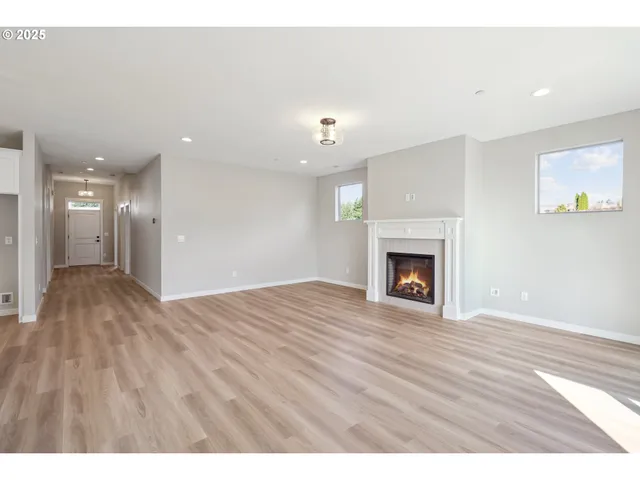 $699,900 | 135 East Airedale Avenue, La Center, WA 98629