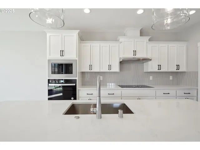 $699,900 | 135 East Airedale Avenue, La Center, WA 98629