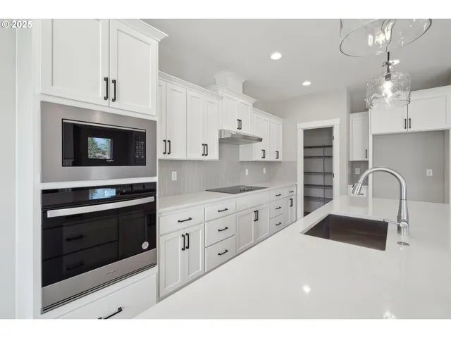 $699,900 | 135 East Airedale Avenue, La Center, WA 98629