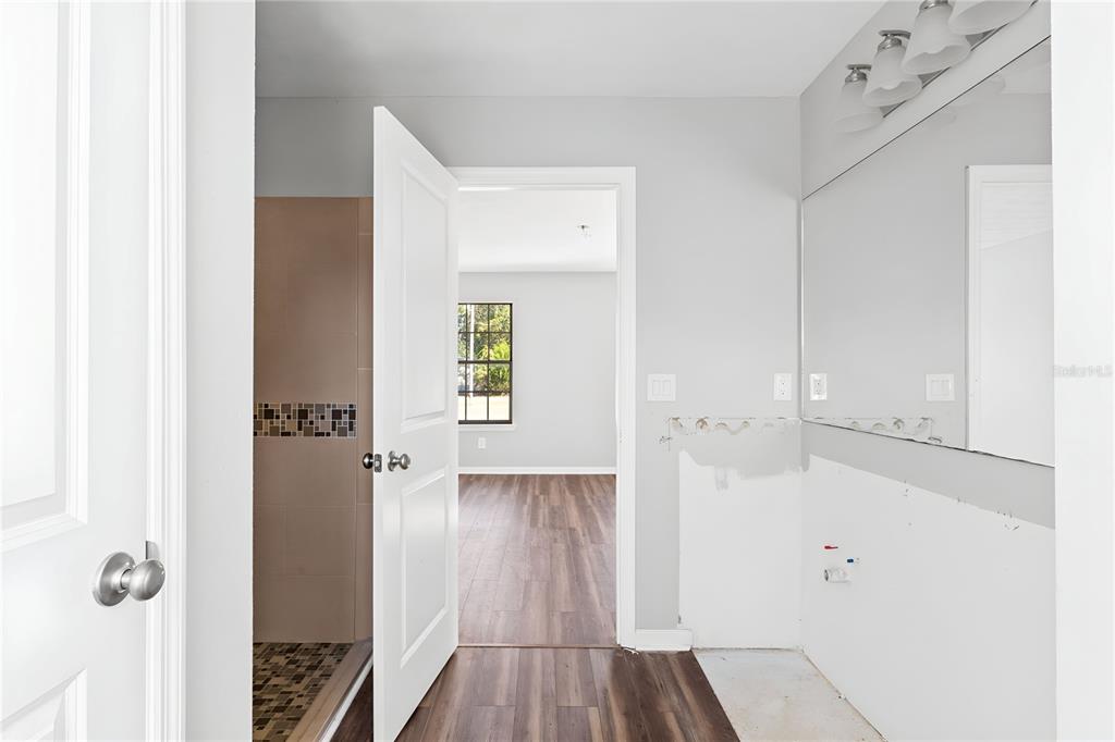 17380 Northwest Green Acres Road Bristol, FL 32321 - Photo 23 of 35 a bathroom with a bathtub and a shower