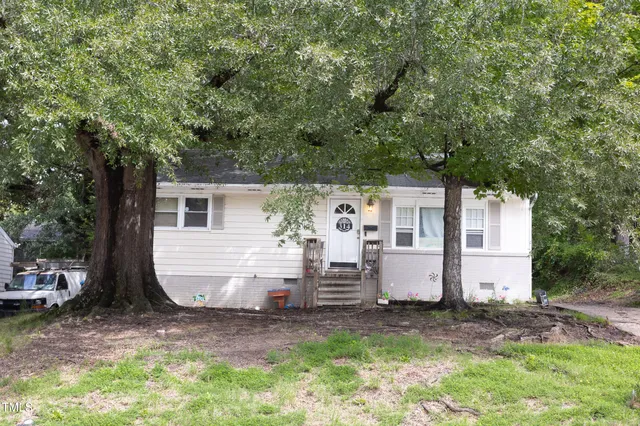 a view of a house with backyard