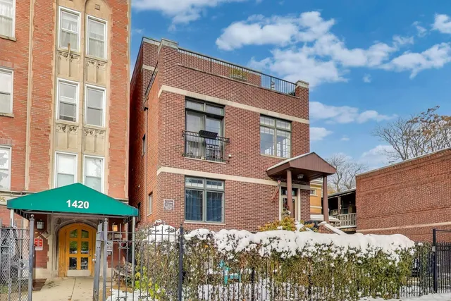 $399,000 | 1416 West Farwell Avenue, Unit 1R, Chicago, IL 60626