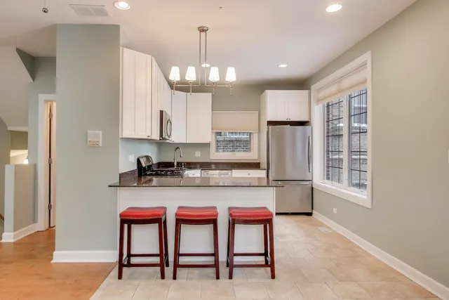 $399,000 | 1416 West Farwell Avenue, Unit 1R, Chicago, IL 60626