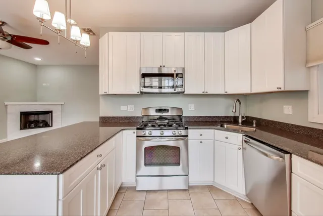 $399,000 | 1416 West Farwell Avenue, Unit 1R, Chicago, IL 60626