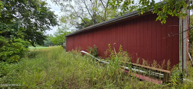 a view of a yard in front of a house