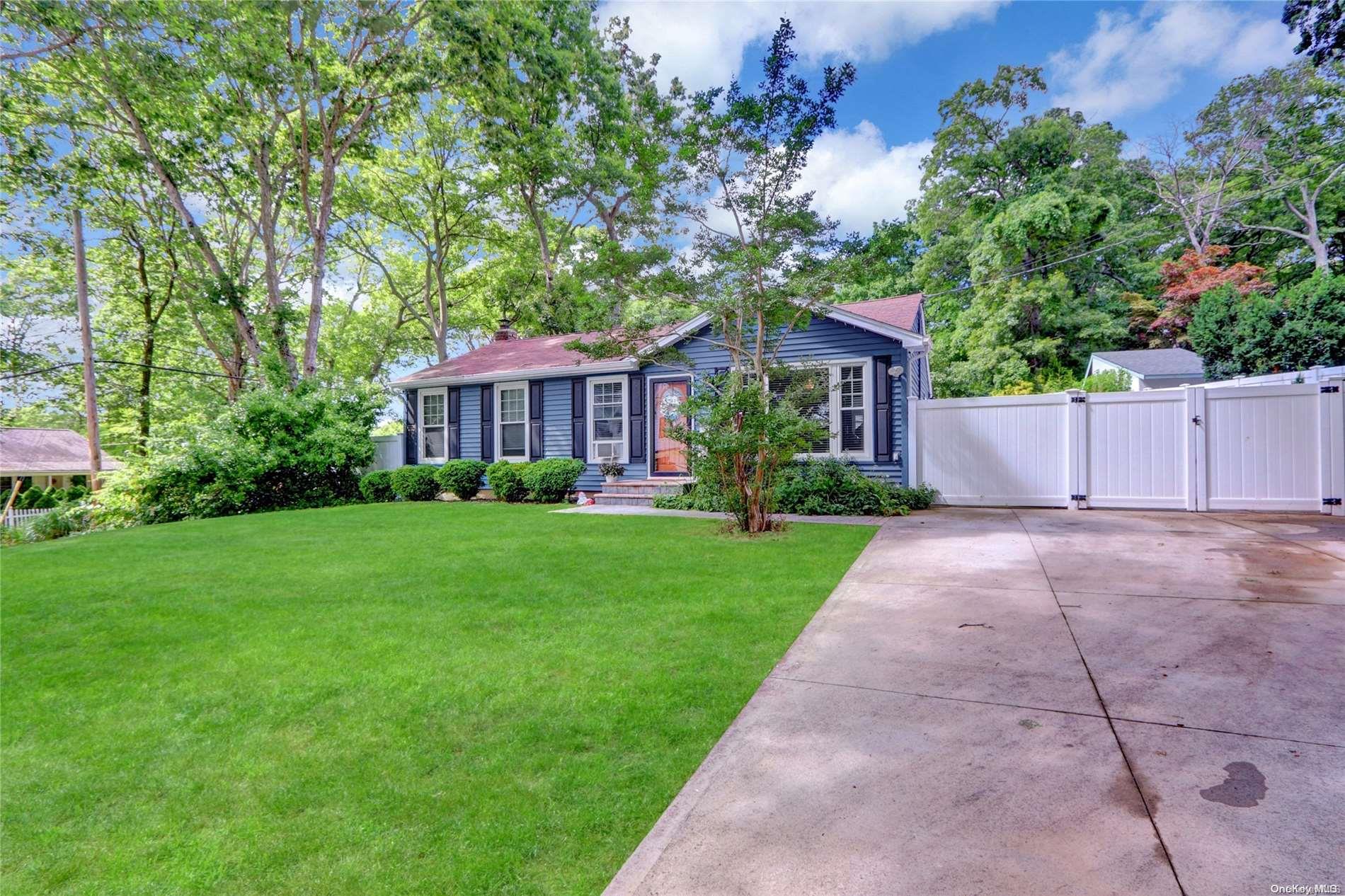 a view of an house with backyard and a garden