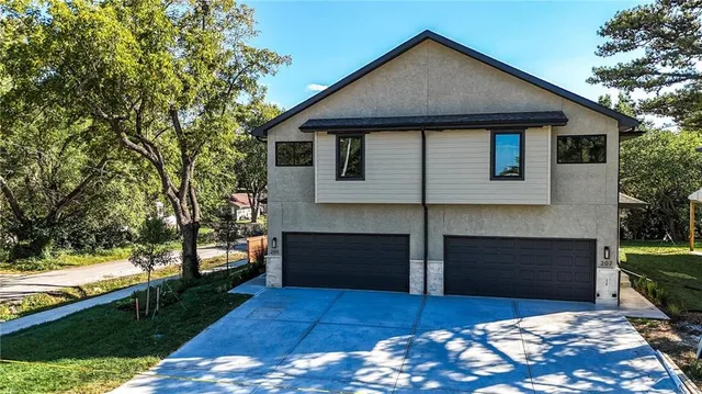 $750,000 | 205-207 Northwest Orchard Drive, Lee's Summit, MO 64063