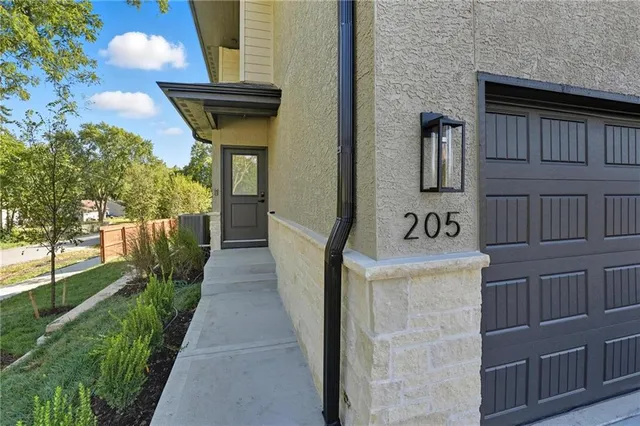 $700,000 | 205-207 Northwest Orchard Drive, Lee's Summit, MO 64063