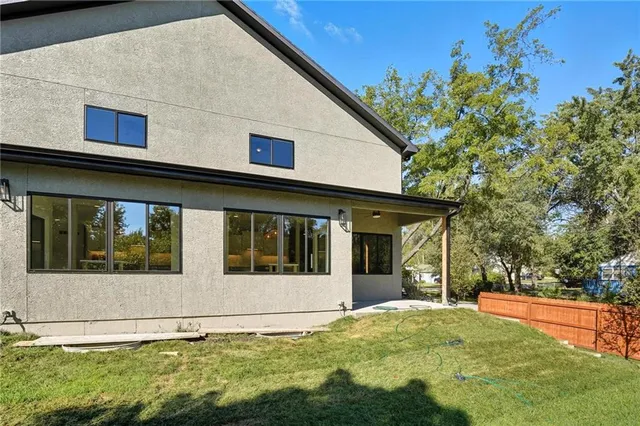 $750,000 | 205-207 Northwest Orchard Drive, Lee's Summit, MO 64063