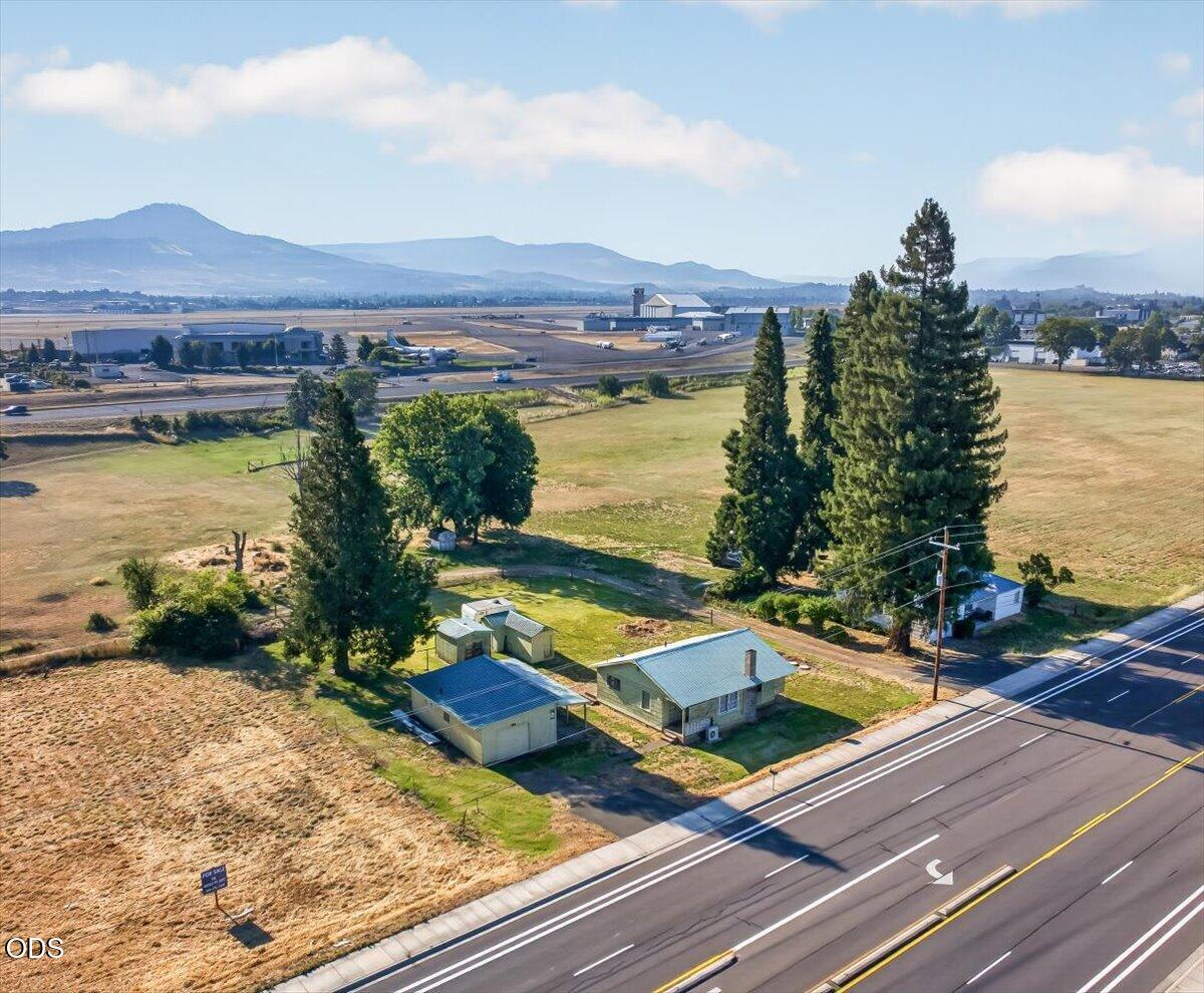 4082 Table Rock Road Central Point, OR 97502 - Photo 5 of 35