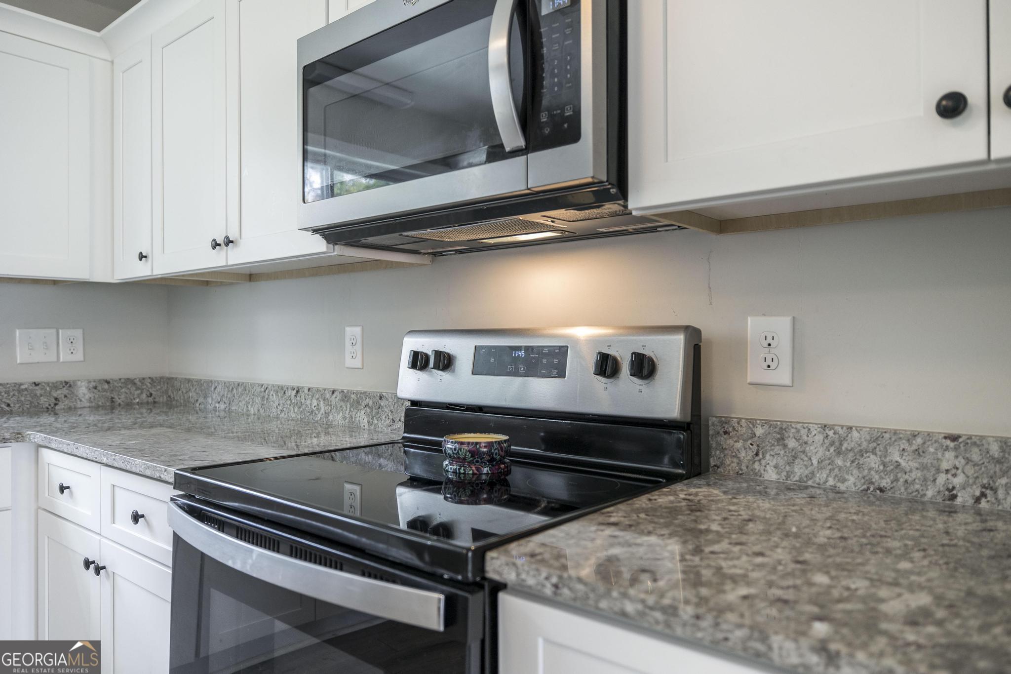 221 Gilchrist Drive Warner Robins, GA 31093 - Photo 12 of 33 a kitchen with a stove and a microwave