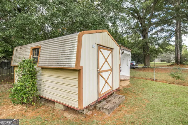 a view of backyard of house