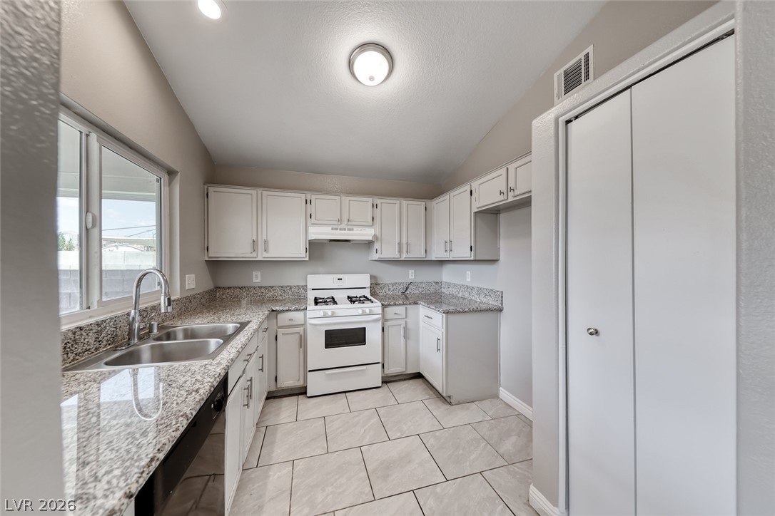 4669 Spitfire Street Las Vegas, NV 89115 - Photo 10 of 31