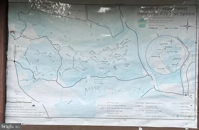 a sign that is sitting in the middle of a field