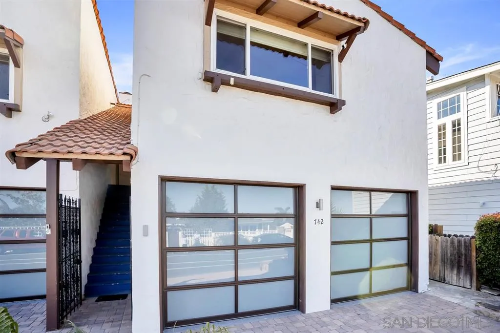742 Neptune Avenue Encinitas, CA 92024 - Photo 25 of 25 an empty room with windows