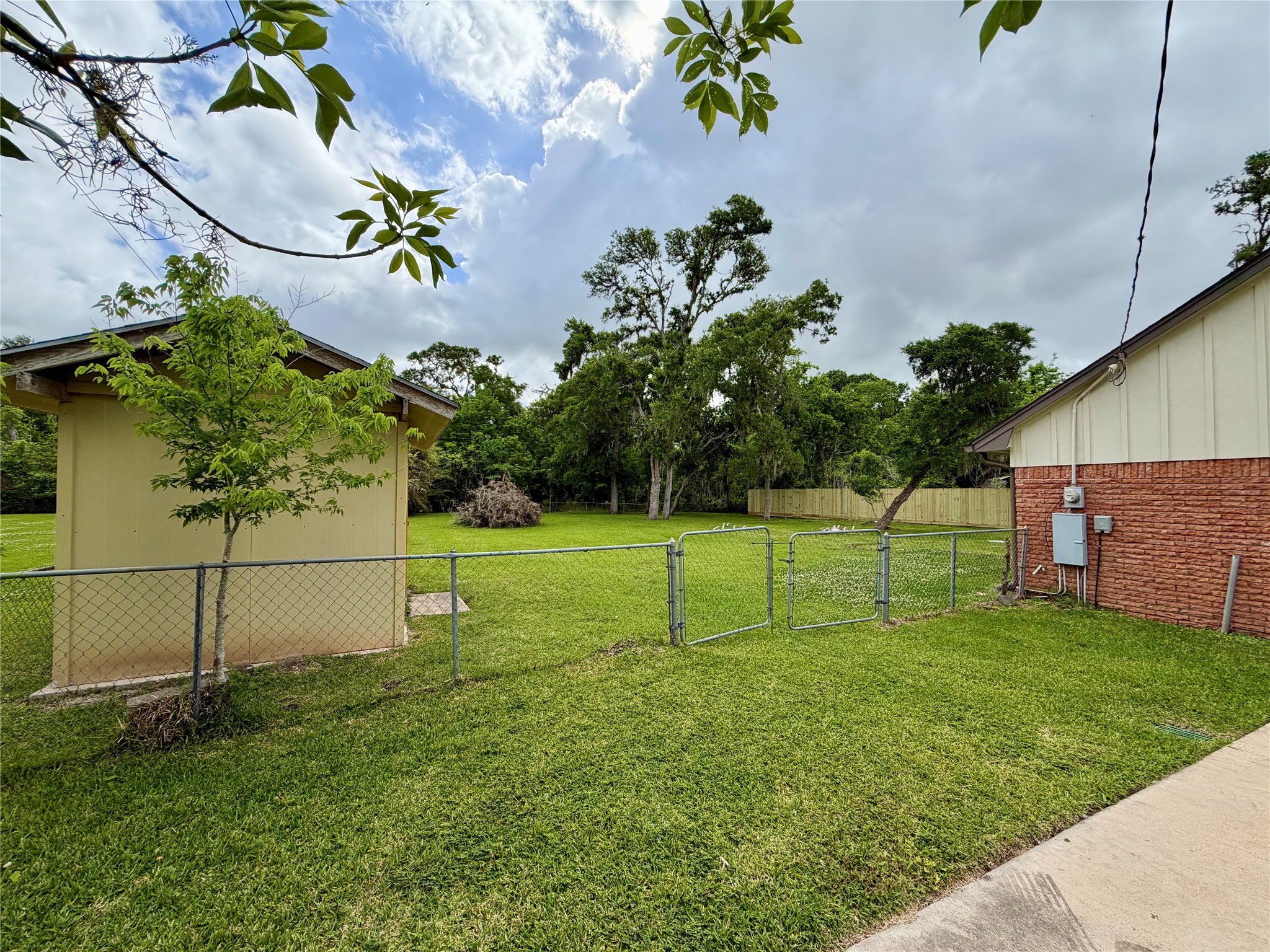 114 Edgewater Street Clute, TX 77531 - Photo 3 of 38