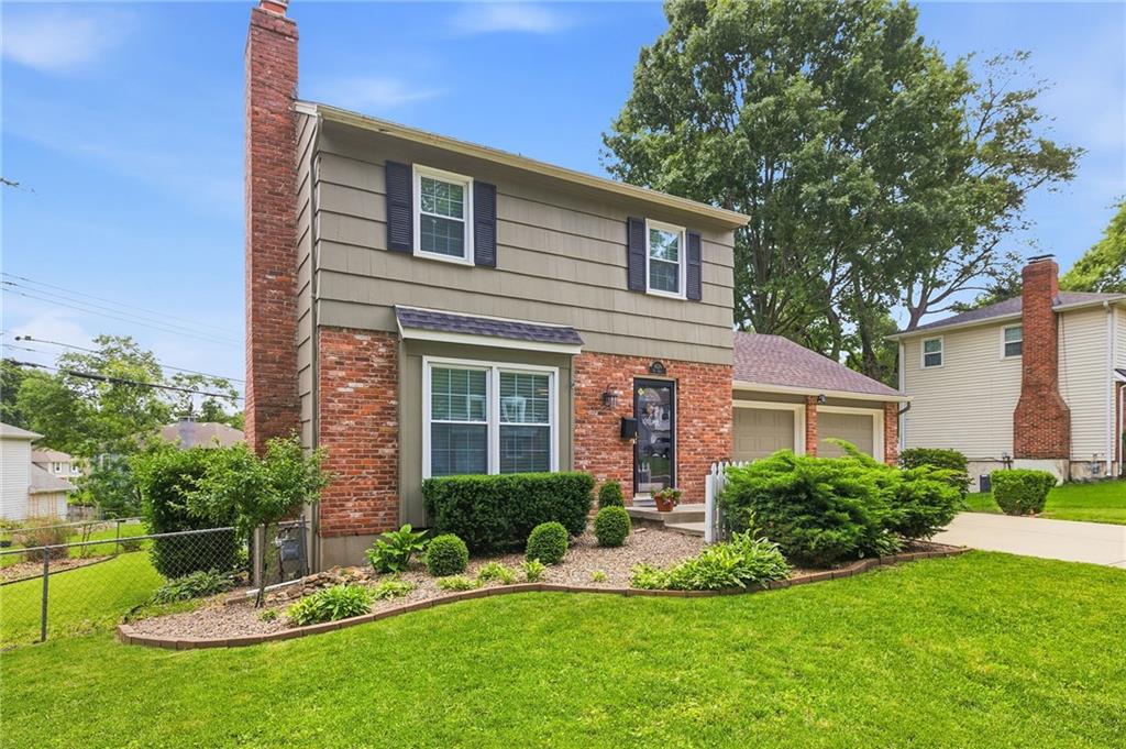 9529 Eby Street Overland Park, KS 66212 - Photo 3 of 38