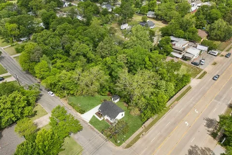 an aerial view of a yard