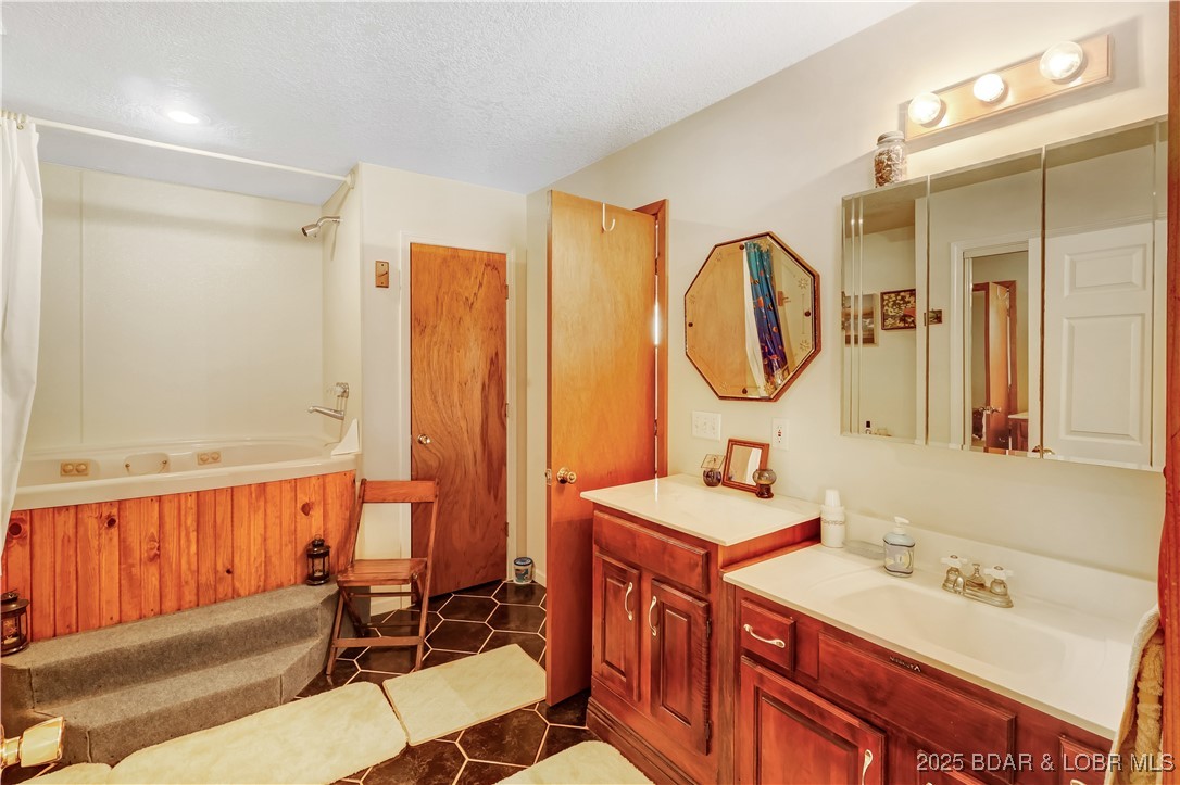 16376 Twisted Tree Road Barnett, MO 65011 - Photo 21 of 48 Jacuzzi tub in grand bathroom
