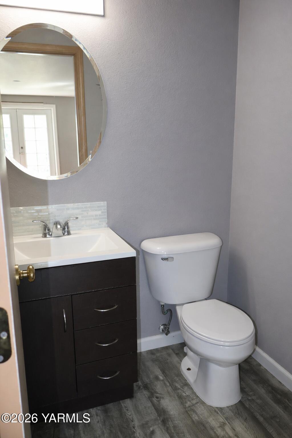 514 Cascade Avenue Moxee, WA 98936 - Photo 10 of 25 a bathroom with a toilet sink and mirror