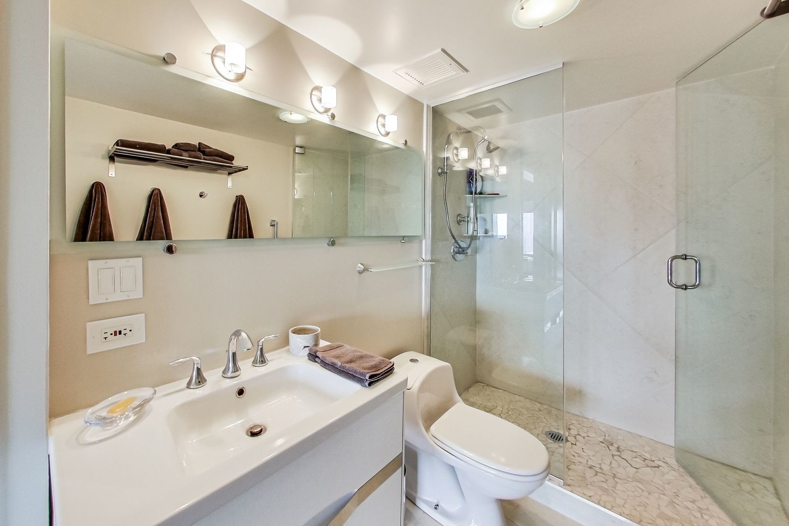 175 East Delaware Place, Unit 5819 Chicago, IL 60611 - Photo 14 of 22 a bathroom with a toilet sink and shower