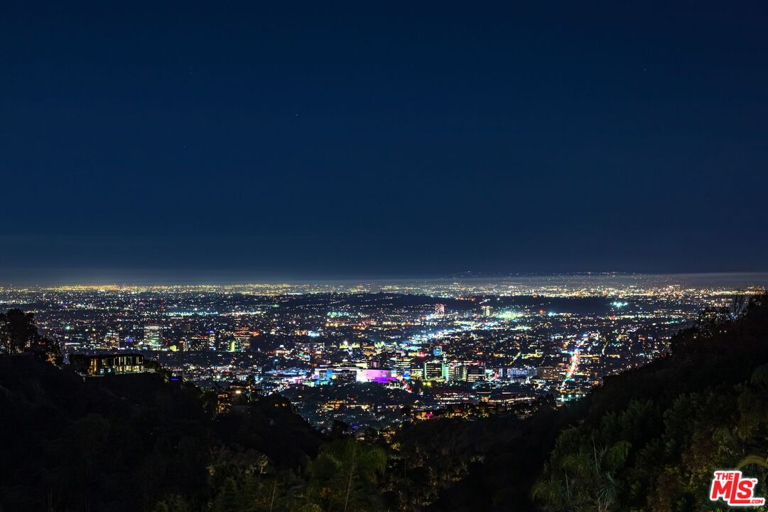 1895 Rising Glen Road Los Angeles, CA 90069 - Photo 37 of 41