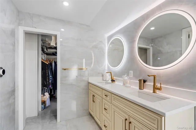 a view of a house with backyard and garden