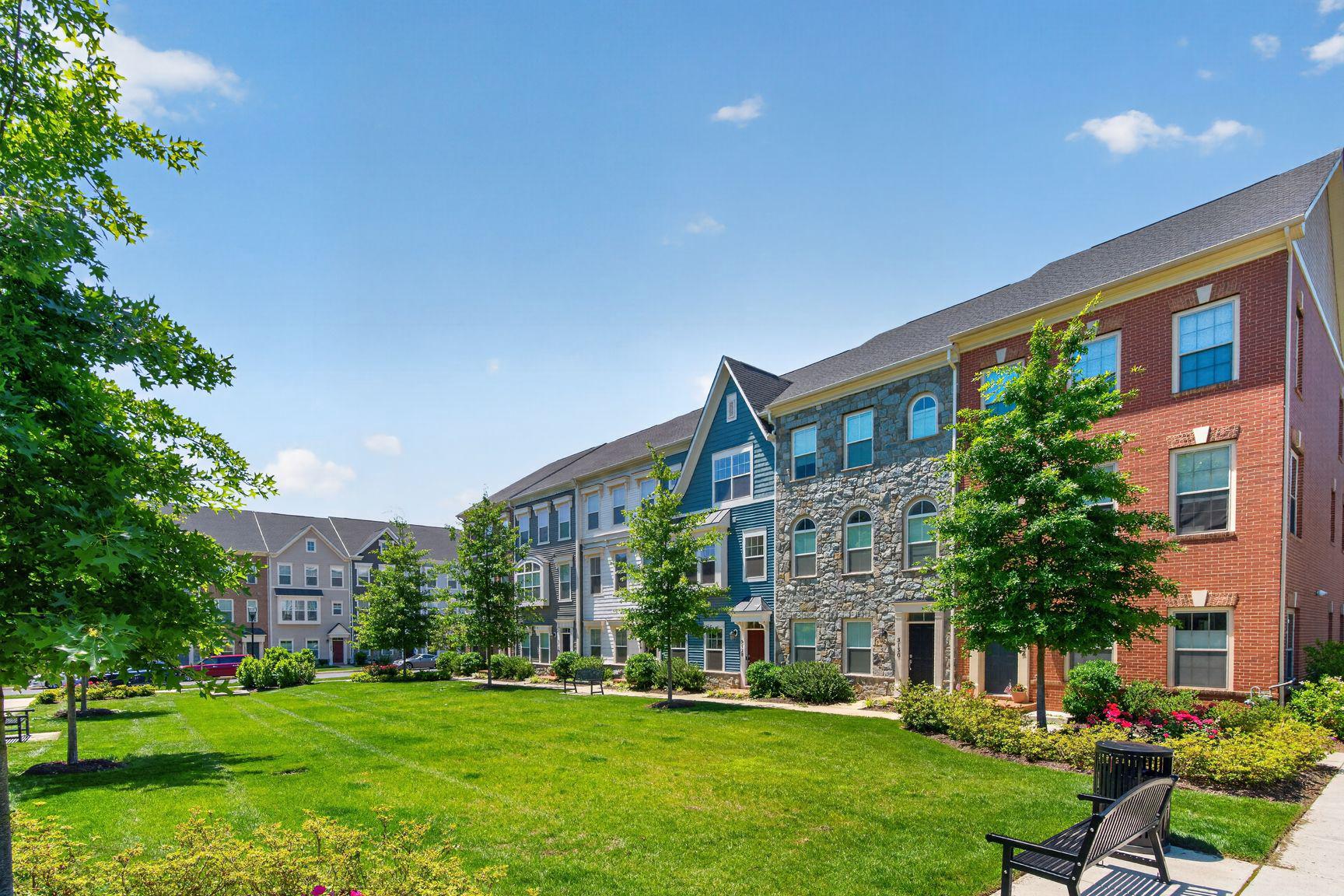 5128 Ridgeview Retreat Drive Chantilly, VA 20151 - Photo 2 of 39 Beautiful courtyard and landscaping!