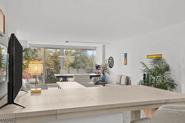 $379,900 | 1 Claridge Drive, Unit 503, Verona, NJ 07044