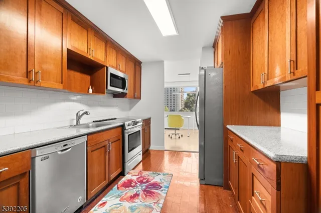 $379,900 | 1 Claridge Drive, Unit 503, Verona, NJ 07044