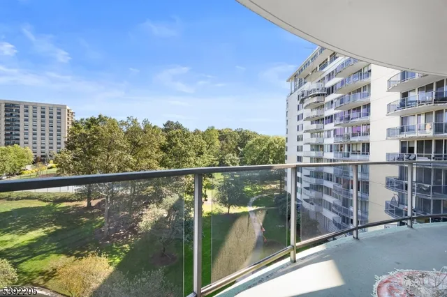 $379,900 | 1 Claridge Drive, Unit 503, Verona, NJ 07044