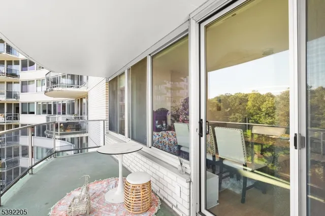 $379,900 | 1 Claridge Drive, Unit 503, Verona, NJ 07044