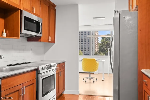 $379,900 | 1 Claridge Drive, Unit 503, Verona, NJ 07044